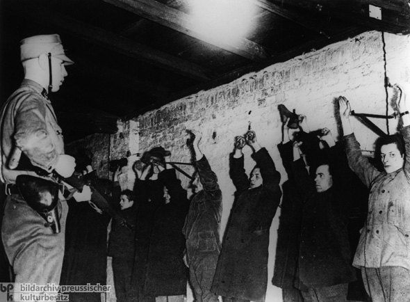 Verhaftung von Kommunisten durch SA in Berlin am Tage nach den Reichstagswahlen (6. März 1933)